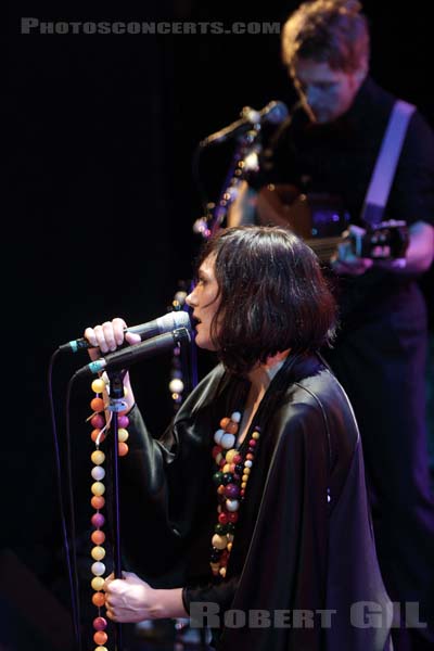 SARAH BLASKO - 2010-12-04 - PARIS - Cafe de la Danse - 